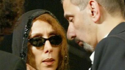 وداع الأم المكلومة لابنها الحبيب.. طلب مؤثر من فيروز قبل دفن نجلها زياد الرحباني 