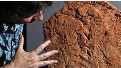 اكتشاف بصمة يد عمرها 4000 عام على قطعة أثرية مصرية