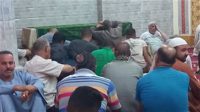 حاضنين النعش.. انهيار أسرة أمين الشرطة المتوفى مع مدير أمن الوادي الجديد قبل تشييع جنازته