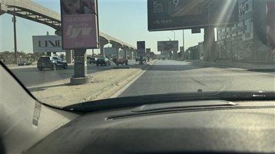 كان هيسبب حوادث.. تضرر مواطنين من إعلان مجسم لبقرة على طريق المحور