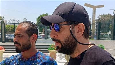 تشييع جثمان خالة أحمد أمين من مسجد السيدة نفيسة.. ومحسن منصور يواسيه | صور