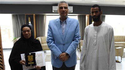 محافظ أسوان يكرم مسنة لحصولها على شهادة محو الأمية في سن متقدمة