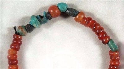 كنوز فتاة من أبيدوس.. المتحف القومي بأيرلندا يعرض حُليًّا فريدة من عصر الدولة القديمة