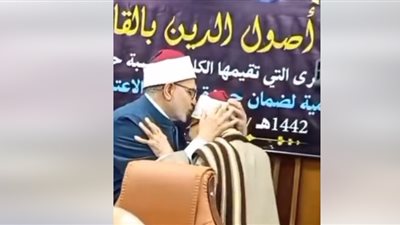 أدب الأستاذ والتلميذ.. رئيس جامعة الأزهر يقبل يد ورأس شيخ المحدثين الدكتور أحمد معبد عبد الكريم