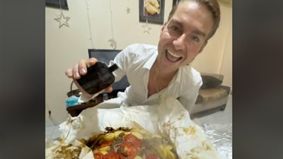 منبهر بالأكل المصري.. خبير العطور العالمي جيريمي فريجرينس في زيارة لمصر