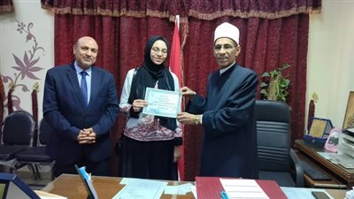  الأولى حصلت على 98.8%.. رئيس القاهرة الأزهرية يكرم طالبات المنطقة الحاصلات على مراكز متقدمة ضمن أوائل الجمهورية
