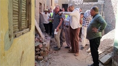 نقل 12 أسرة إلى مدرسة ابتدائية بعد تصدع منازلهم إثر هبوط أرضي في أبويط ببني سويف