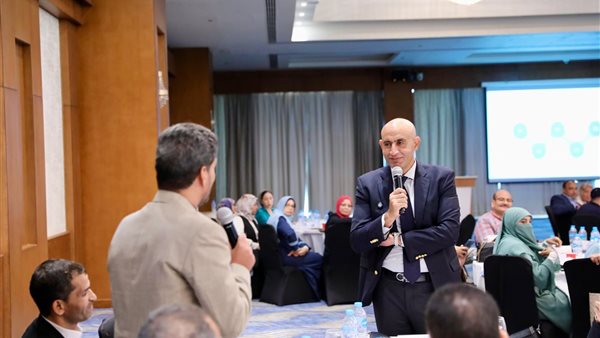 وزير التعليم مع معلمي