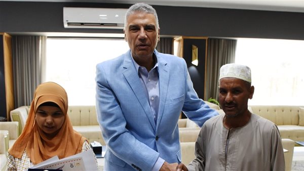 محافظ أسوان