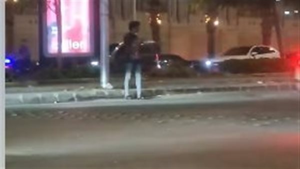 الشاب في الفيديو