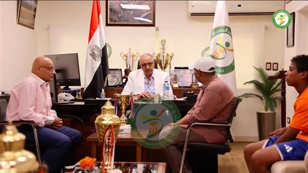 أشرف نصار يلتقى باللاعب