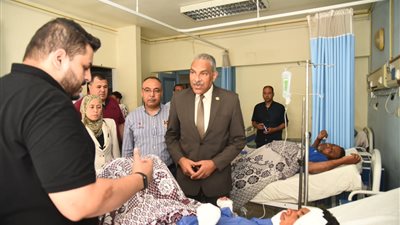 سكرتير عام مطروح يوجه بتقديم الرعاية الطبية اللازمة لمصابي انقلاب الأتوبيس السياحي