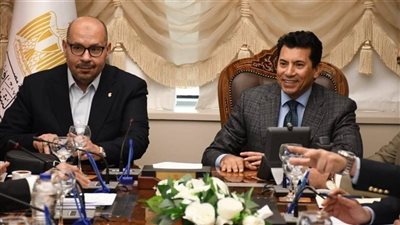 وزير الرياضة يهنئ المهندس ياسر إدريس بتوليه نائب رئيس الاتحاد الدولي للألعاب المائية