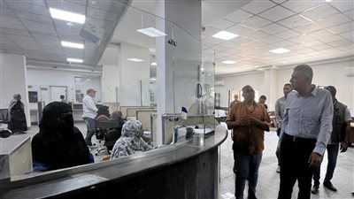 محافظ أسوان يوجه بتعريف المواطنين بالخدمات المتاحة بالمركز التكنولوجي للخدمات الحكومية بكوم أمبو