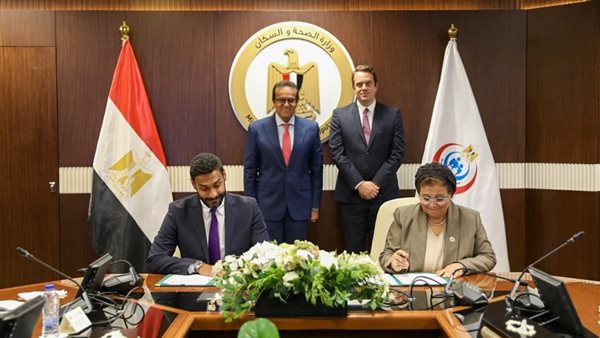 جانب من التوقيع 