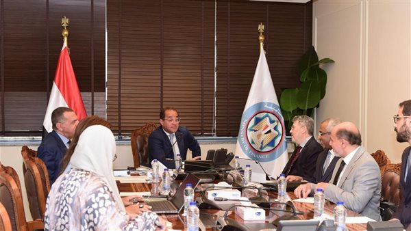 وزير المالية مع المؤسسة