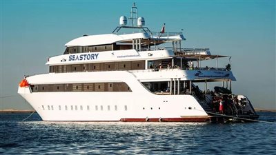 دون إصابات.. إنقاذ 36 سائحًا من مركب سياحي بالغردقة بعد إطلاق إشارة استغاثة