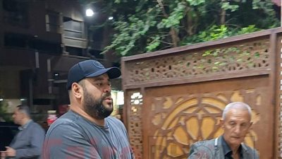 ابن أصول.. محمد ممدوح يؤدي واجب العزاء في شقيق خالد جلال قبل حضوره العرض الخاص لفيلمه روكي الغلابة
