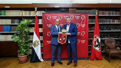السفير التونسي بالقاهرة يشكر الأهلي.. والخطيب يهديه درع النادي وعلمه