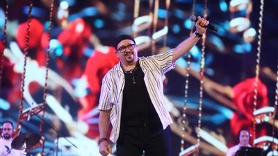 هشام عباس يبهر جمهور الإسكندرية بباقة من أجمل أغانيه