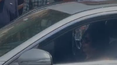 سندي راح.. انهيار أرملة لطفي لبيب لحظة خروج جثمانه من كنيسة مارمرقس