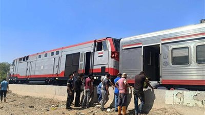 مصدر بالسكة الحديد عن خروج عجلات جرار قطار عن القضبان بالمنيا: ملحقش يحمل الركاب ومفيش إصابات