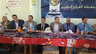 3 رحلات عمرة ومصحف ناطق.. نائب محافظ سوهاج يكرم نماذج مُشرّفة من ذوي الهمم