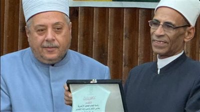مسيرة حافلة بالعطاء.. مستشار الطيب وقيادات الأزهر يكرمون الشيخ فواز عبادي رئيس الإدارة المركزية لبلوغه السن القانونية