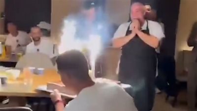 احتفالا بعيد ميلاده.. مفاجأة من كريستيانو رونالدو تُبكي شيف نادي النصر | صور