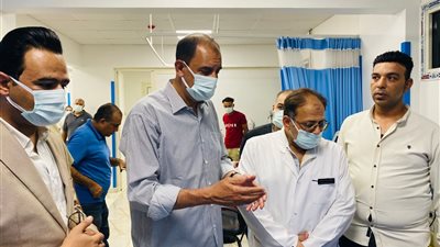 محافظ سوهاج ووكيل الصحة يتفقدان مصابي حريق مطعم 