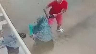 تداول فيديو لاعتداء شاب على سيدة مسنة بالدقهلية.. والأمن يكثف جهوده لضبط المتهم