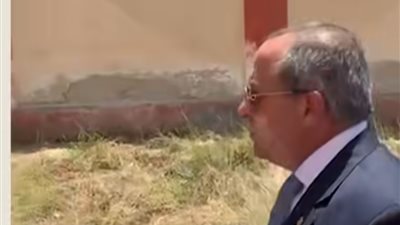 مداريين فضيحة ولا إيه؟.. محافظ بورسعيد يأمر بإزالة فراشة تخفي حشائش داخل لجنة انتخابية