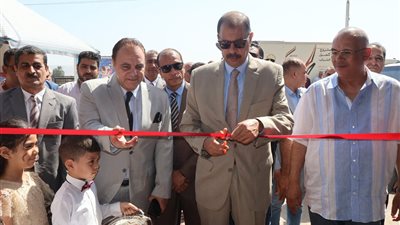 محافظ سوهاج يفتتح سوق اليوم الواحد بمدينة المراغة.. ويوجه بتخفيض الأسعار