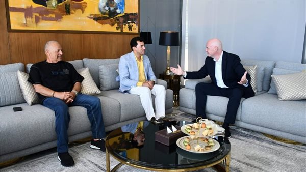 رئيس فيفا رفقة وزير