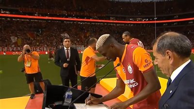 داخل الملعب وأمام الجماهير.. أوسيمين يوقع عقد انتقاله إلى نادي جلطة سراي التركي | صور