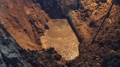 مياه الأقصر تنجح في إصلاح كسر مفاجئ بخط صرف صحي في إسنا