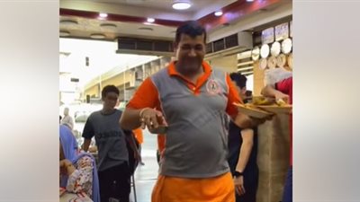 تصدر التريند.. أول تعليق لشاب وثق لحظة عفوية مع والده عامل مطعم الكشري: أبويا مصدر فخر ليا