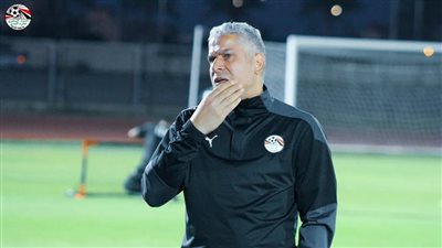 وائل جمعة: أداء حكم مباراة الأهلي والجيش الملكي فضيحة