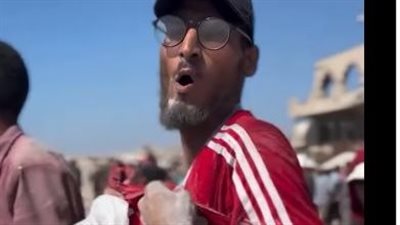 مشاهد صادمة من غزة.. طفل يجمع الدقيق من الأرض بحقيبته المدرسية ورجل يتضور جوعًا حتى التصق بطنه بظهره