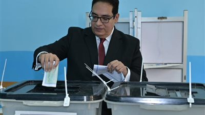 رئيس جامعة القاهرة يدلي بصوته في انتخابات مجلس الشيوخ 2025