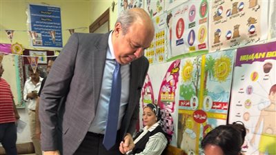 تعكس وعي المصريين.. وزير الطيران يُدلي بصوته في انتخابات مجلس الشيوخ بمصر الجديدة