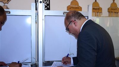 رئيس جامعة سوهاج يشارك في انتخابات مجلس الشيوخ 2025| صور