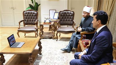 بالفيديو كونفرانس.. وزيرا الشباب والأوقاف يتابعان سير العملية الانتخابية من غرفة العمليات المركزية