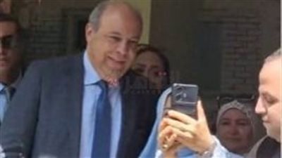 وزير الطيران يلتقط سيلفي مع المواطنين خلال الإدلاء بصوته في انتخابات مجلس الشيوخ