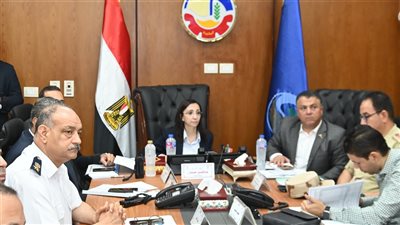 محافظ البحيرة تتابع غلق الصناديق وتشيد بإقبال المواطنين دون تسجيل أي تجاوزات