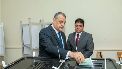 وزير الدولة للإنتاج الحربي يدلي بصوته في انتخابات مجلس الشيوخ بالمقطم