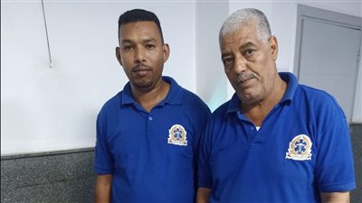 ذهب و16 ألف جنيه.. مسعفان يسلمان أمانة عثرا عليها بجوار جثمان بعد حادث على طريق مظلم بالإسماعيلية