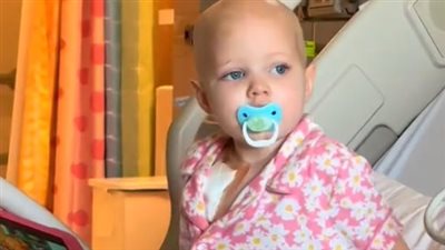 لحظة مؤثرة لـ رضيعة تتلقى علاج السرطان.. شقيقها يفاجئها بعد 9 أيام من الغياب| فيديو 