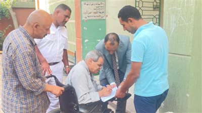 انتخابات الشيوخ.. رئيس لجنة مدرسة الشهيد حسن شديد بالقليوبية يقدّم المساعدة لكبار السن