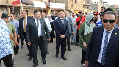 قبل غلق التصويت.. محافظ القاهرة يتفقد عددًا من لجان روض الفرج للاطمئنان على سير العملية الانتخابية